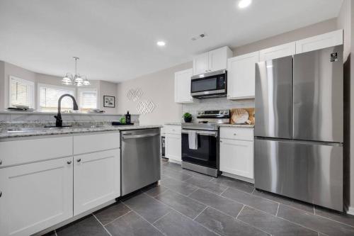 Plush Two Bedroom Retreat. A Home Away From Home! Plush Two Bedroom Retreat. A Home Away From Home!