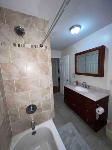 Zuhanyzó, Family Friendly NYC Access 7 Guests in Clifton (New Jersey)