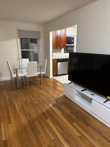 Közös társalgó / TV, Family Friendly NYC Access 7 Guests in Clifton (New Jersey)