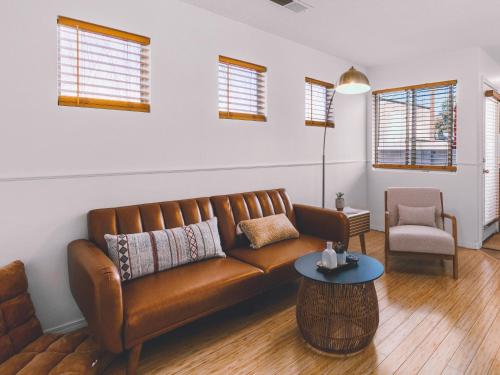 Chic Mid-Century Boho Oasis - 15 min to Old Town in Albuquerque, USA