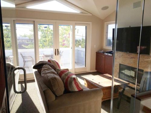 Laguna Beach Modern Home-beach across st/town 1blk in Laguna Beach, USA