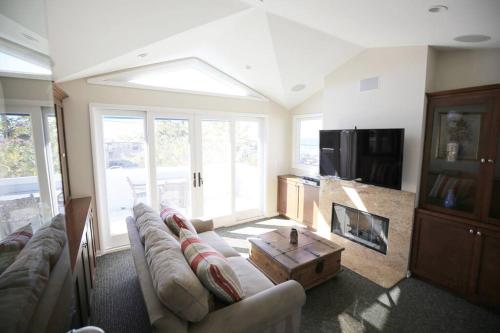 Laguna Beach Modern Home-beach across st/town 1blk in Laguna Beach, USA