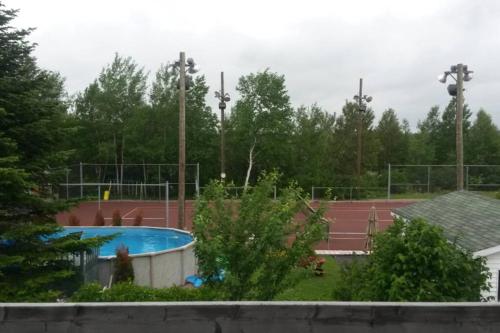 . Logement avec stationnement tennis et piscine