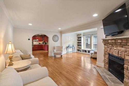 Single Story Fully Fenced Pet Friendly Bungalow in the Arts District in Charlotte, USA