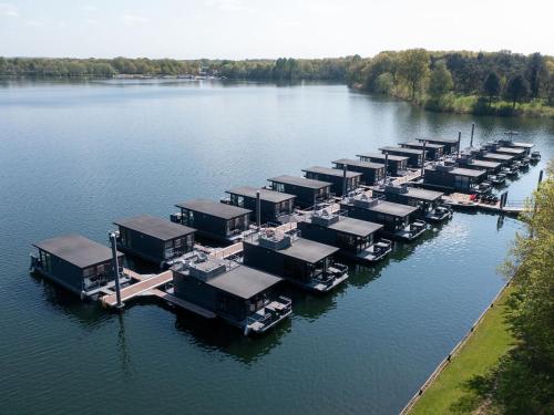 Apkārtne, Houseboat Mookerplas with a view in Mook en Middelaar