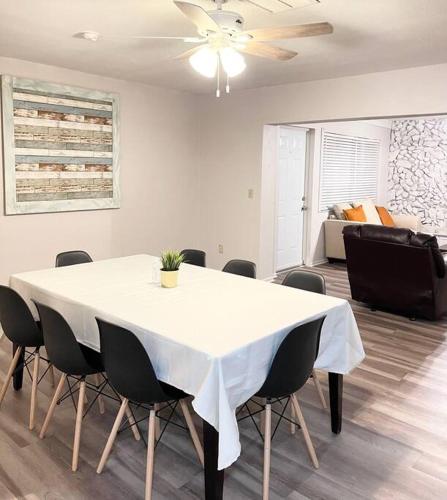 Large 3 Bedroom Home 12 Minutes to Beach in Clearwater, USA