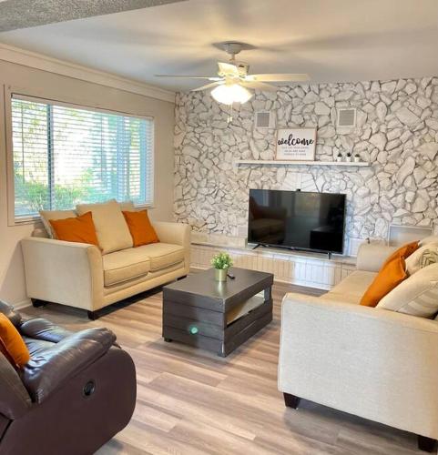 Large 3 Bedroom Home 12 Minutes to Beach in Clearwater, USA