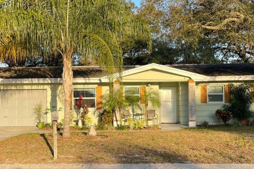 Large 3 Bedroom Home 12 Minutes to Beach