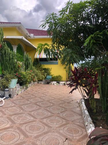 LEO VILLA in Old Harbour