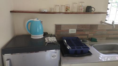 Küche, ACACIA'S Cottages with Starlink Wifi near Flughafen Camiguin