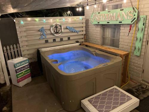 Waterfront Home with a Hot Tub Boat Lift & Fire Pit in Flour Bluff, Vereinigte Staaten von Amerika