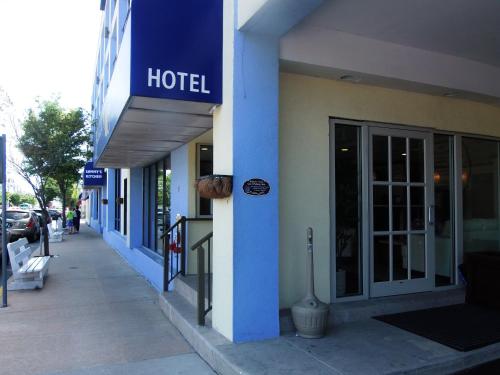 Brighton Suites Hotel - 출입구