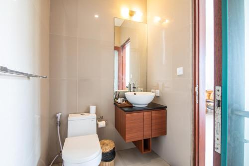 Double Room with Balcony image 3