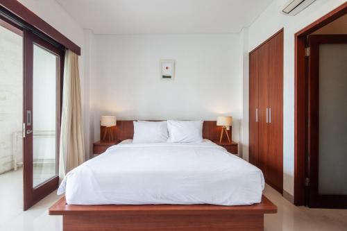 Double Room with Balcony image 6