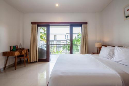 Double Room with Balcony image 5