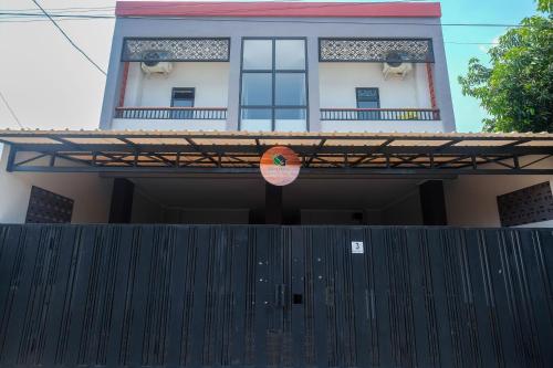 Entrance, DR Living Syariah Solo Mitra RedDoorz near Tirtonadi Bus Terminal