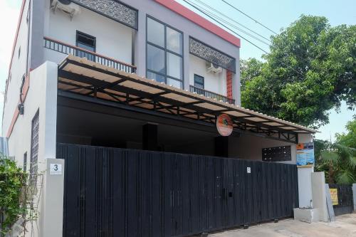 Exterior view, DR Living Syariah Solo Mitra RedDoorz near Tirtonadi Bus Terminal