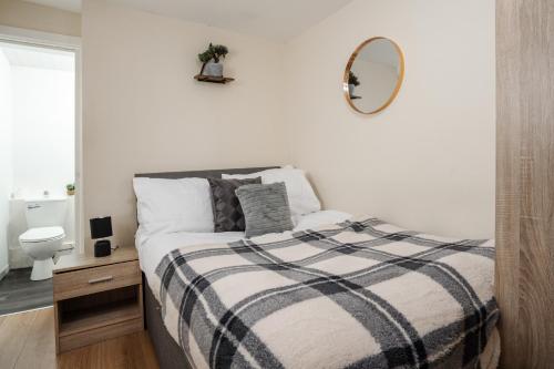 Huge 5BDRM Ensuite in Liverpool Monthly discounts Bu Hinkley Homes Short Lets & Serviced Accomodation, Liverpool (photo 4)