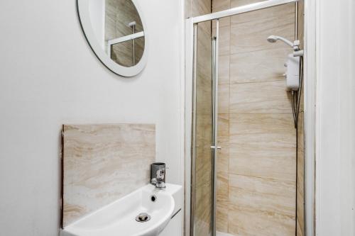 Huge 5BDRM Ensuite in Liverpool Monthly discounts Bu Hinkley Homes Short Lets & Serviced Accomodation, Liverpool (photo 7)