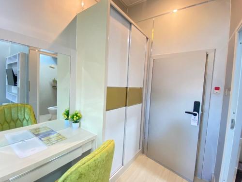 D'Shining Hotel Hotel overview