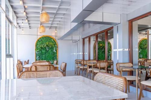 D'Shining Hotel Hotel overview