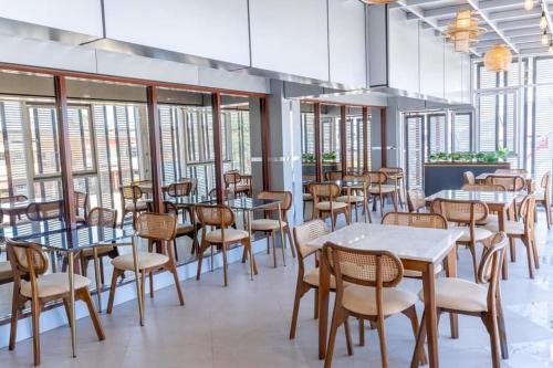 D'Shining Hotel Hotel overview