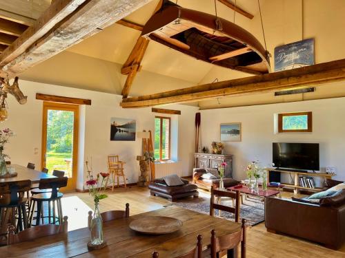 Corps de fermes pour 22 personnes, 7ha de foret, bar et piscine privée