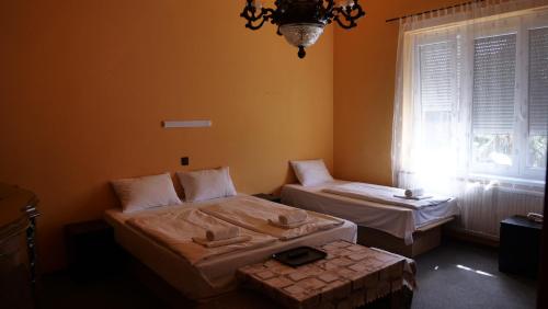 1 queen bed, 1 twin bed