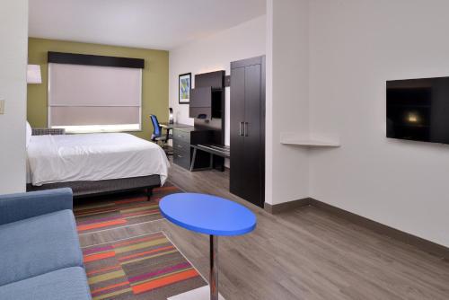 1 king bed, 1 sofa bed