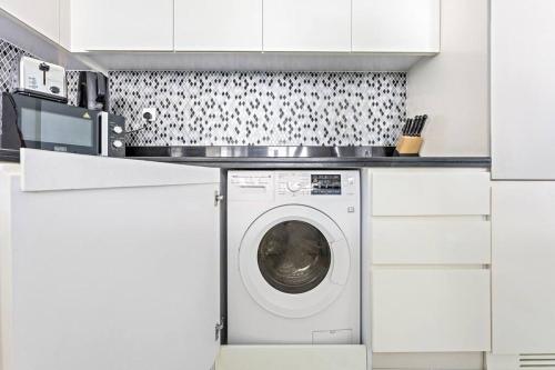 StoneTree - Luxurious 2 BR Apartment with Stunning View - image 2