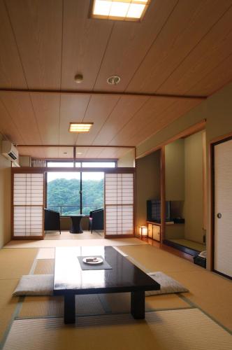 Japanese-Style Family Room with Panorama View
