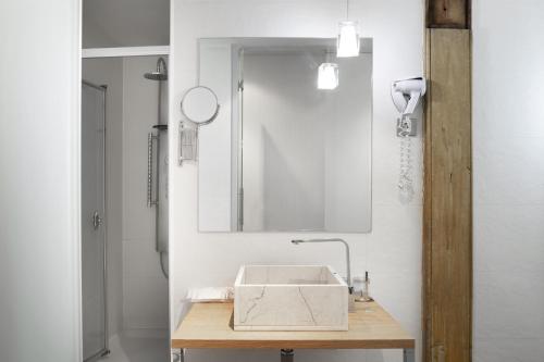 Small Double Room image 7