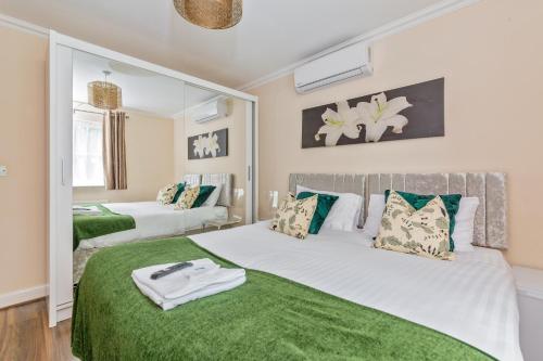 SPECIAL Bedford 5-Bed HouseUp to 12 Guests Perfect for Groups - Business and Families Free Parking Garden - image 11