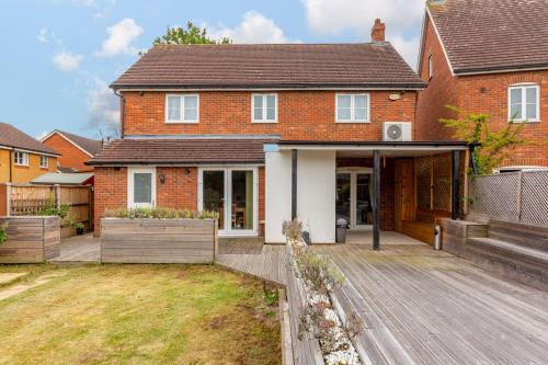 SPECIAL Bedford 5-Bed HouseUp to 12 Guests Perfect for Groups - Business and Families Free Parking Garden - image 10