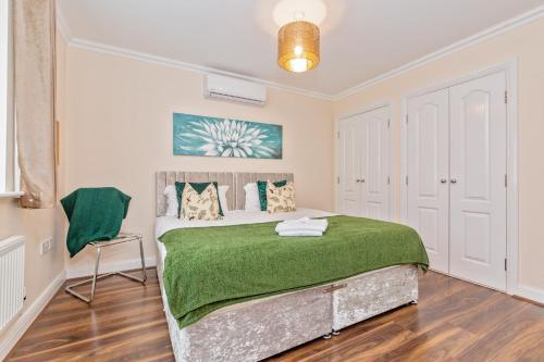 SPECIAL Bedford 5-Bed HouseUp to 12 Guests Perfect for Groups - Business and Families Free Parking Garden - image 4