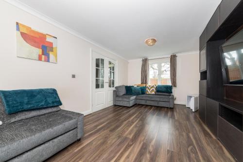 SPECIAL Bedford 5-Bed HouseUp to 12 Guests Perfect for Groups - Business and Families Free Parking Garden - image 6
