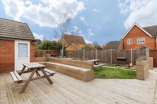 SPECIAL Bedford 5-Bed HouseUp to 12 Guests Perfect for Groups - Business and Families Free Parking Garden - main image