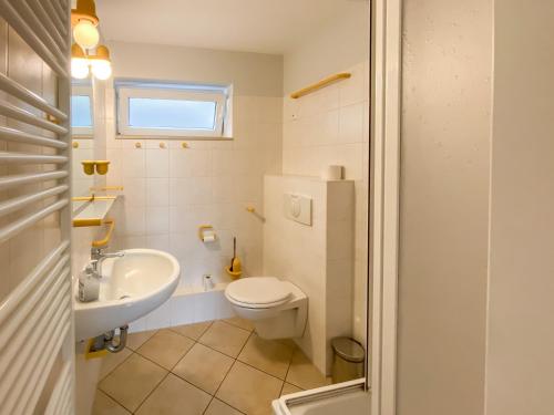 Fürdőszoba, Ferienwohnung mit Sauna und Kamin - 200 Meter zum Strand - Wiesengeflüster (Ferienwohnung mit Sauna und Kamin - 200 Meter zum Strand - Wiesengefluster) in Robel/Muritz