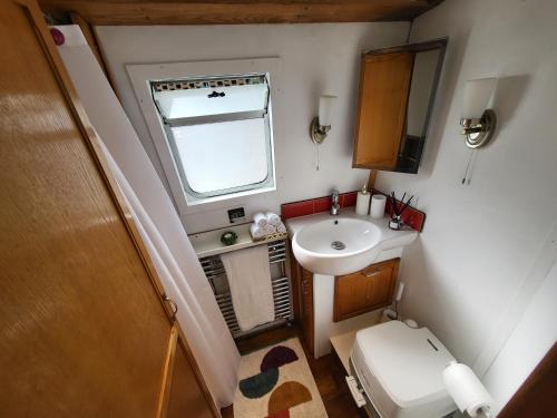 Cosy Canal Boat in Little Venice for Family & Friends, Londra (foto 11)