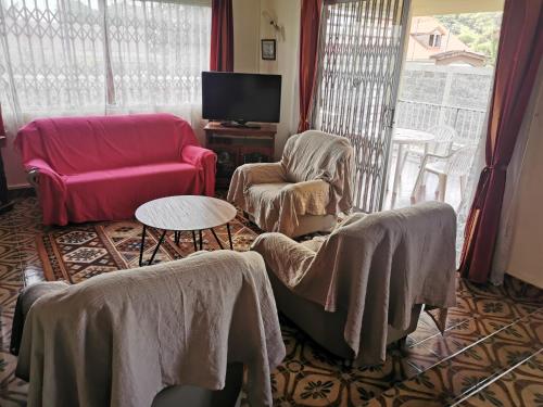 Villa spacieuse et rénovée depuis septembre 100 m2 avec véranda cour et jardin à 9 mn de la mer et des plages Havre de paix