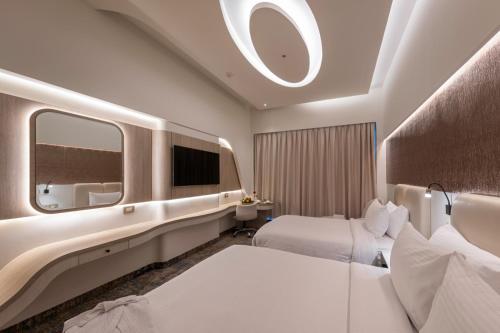 Standard Twin Room with Garden View image 6