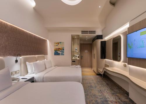 Standard Twin Room with Garden View image 4