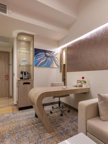 Suite with Garden View image 5