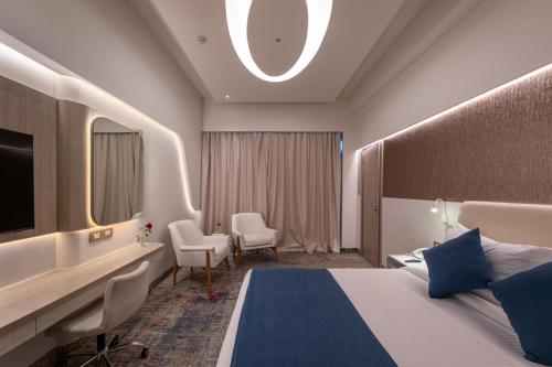Suite with Garden View image 1
