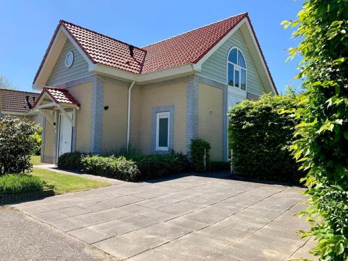 Strandvilla vlak bij zee met grote tuin – khách sạn tại Thi Tran Kamperland