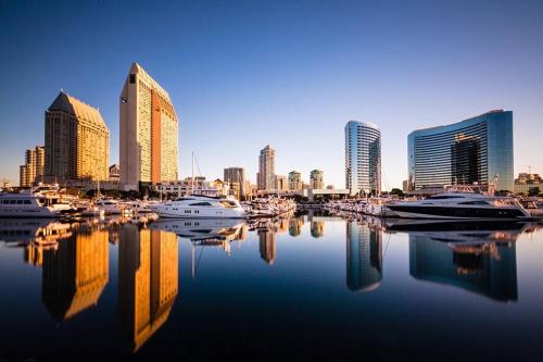 Stylish SD Living 10 min drive to Downtown and 15 min to beach in Chula Vista, USA