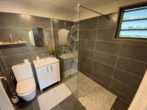 Shower, Kaz ananas, spa privatif ,plage du Helleux in Berard