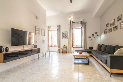 Deluxe Spacious House in Center