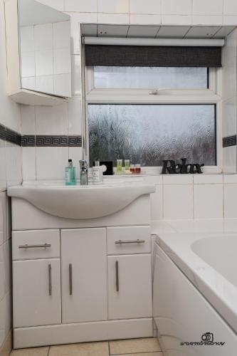 Bathroom, Cosy home with private parking in Bloxwich