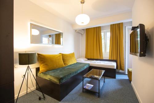 1 queen bed, 2 sofa beds